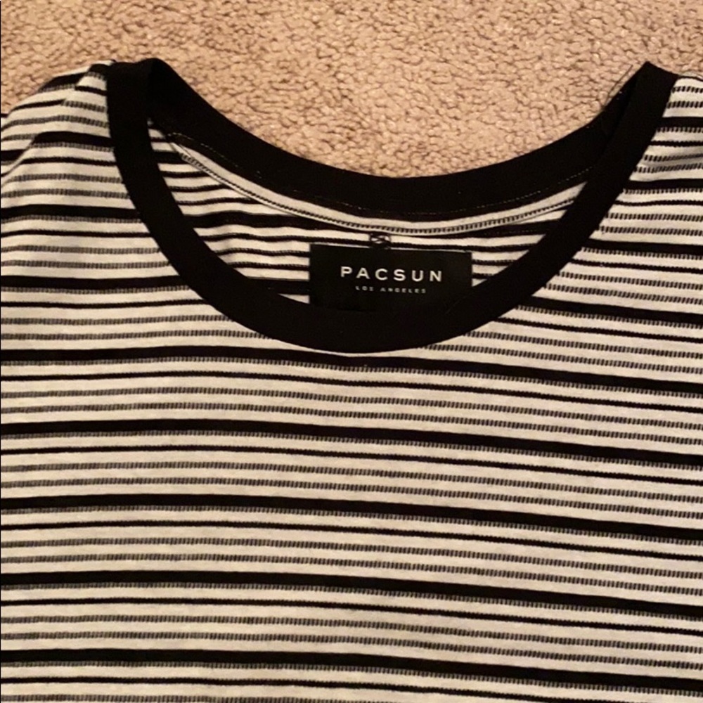 Men’s scalloped tee.